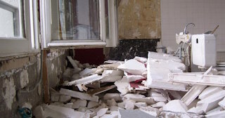 Демонтаж хрущевки в Ленинске-Кузнецком - удаление старых полов и стен по выгодной цене от 1737 рублей.
